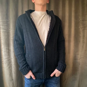 Fodrad Cardigan - Säljer en svart stickad kofta med dragkedja, foder ribbade detaljer. Koftan har en mysig insida och långa ärmar, perfekt för kyliga dagar. Vid minsta fråga eller fundering hör av er🤝