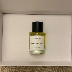 Carashmellow Eau de Parfum från Essnce - Upptäck Carashmellow, en Eau de Parfum från Essnce. Flaskan är stilren med en svart kork och en etikett i minimalistisk design. Doften är förpackad i en genomskinlig glasflaska som låter den gyllene vätskan synas. Jag fick två i julklapp så säljer därför. Pris kan diskuteras vid snabb affär💖