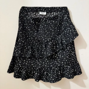 Svart blommig kjol - Kjol från kappahl. Knappt använd. Skriv för fler bilder.