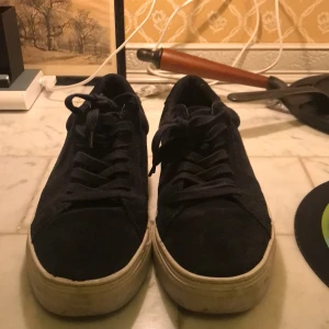 Svarta sneakers från Vagabond - Snygga svarta sneakers från Vagabond med klassisk snörning. Perfekta för en stilren look. Sulan är i en ljusare nyans som ger en fin kontrast.