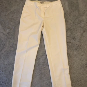 Kostymbyxor  - Snygga vita kostymbyxor från H&M, strl 44 