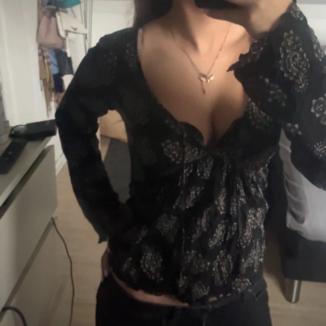 Svart blus med paisleymönster