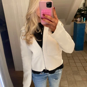 Vit jacka/kofta med dragkedja - Fin vit jacka/kofta som är i jätte bra skick