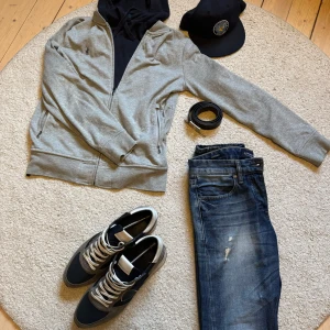 Ralph Lauren zip tröja  - Grå zip tröja från Ralph Lauren. Köpt för cirka ett år sedan. Bara använd 1 gång. Nypris 2349kr. Pris är diskuterbart.