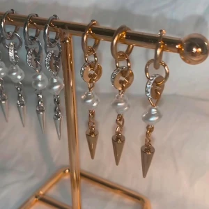 Örhängen  - FAVORITERNA TILLBAKS. Köp för 99kr/st  Eller  185kr/par  Modell 095