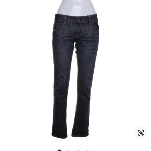 Mörkblå jeans från Cindy.H - Snygga mörkblå jeans från Cindy.H med en klassisk bootcut-stil. De har en lågmidjad passform och är tillverkade i jeansmaterial. Perfekta för en avslappnad look.