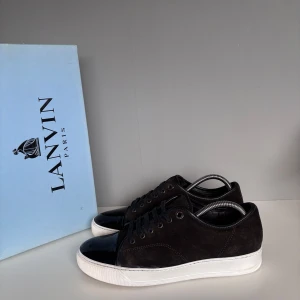 Lanvins - Säljer ett par bruna lanvins i storlek UK6(EU40), cond 7,5/10 använt skick. Kommer med OG box 