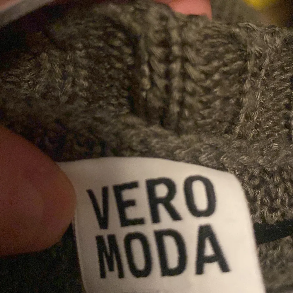 Säljer en mysig olivgrön stickad kofta från Vero Moda. Perfekt för kyliga dagar med sin öppna design och långa ärmar. Koftan har en ribbad kant vid ärmslut och nederkant som ger en stilren look.. Neuletakit & Villapaidat.