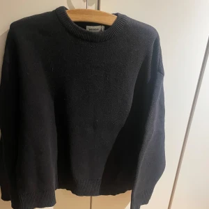 Svart oversized tröja från Weekday nyskick  - Säljer en svart stickad  oversized tröja från Weekday. Tröjan har en rund halsringning och är perfekt för en avslappnad stil. Nypris 590:- 
