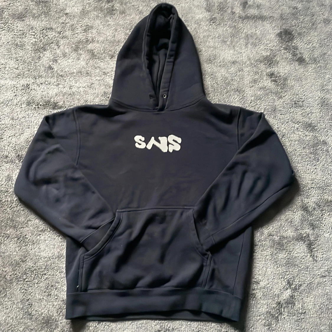 Svart hoodie med ormtryck från SNS - 91