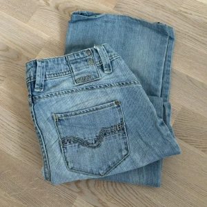 Jeans - Från esprit i så fin blå färg, står inte storlek men uppskattningsvis S. Innerbenslängden är 74 och midjemåttet 35 rakt över💞