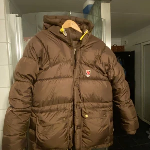 Fjällräven jacka  - Säljer denna fjällräven i fint skick,inga defekter/hål💗chokladfärgad färg och storlek xxs. Skriv om frågor/intresse