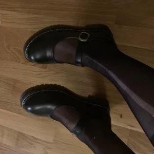 Svarta Mary Janes - Snygga svarta Mary Jane skor i skinn med ett justerbart spänne över foten. Helt oanvända pga tyvärr för små för mig🥲