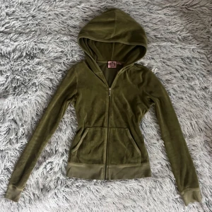 Grön juicy zip - Tajt juicy kofta i gamla modellen. Använder inte längre