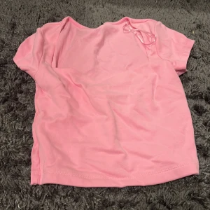 Rosa t-shirt från Gina Tricot - Säljer en söt rosa t-shirt från Gina Tricot i storlek M. Den har korta ärmar och en enkel design som passar perfekt till vardags.