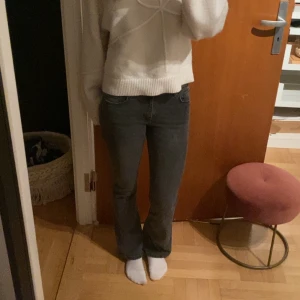 Grå jeans - Snygga grå jeans med bootcut-stil. De har en klassisk design med fem fickor och knappgylf. Perfekta för vardag. Dem är lite slitna men det är inget som man ser, men inga större defekter. Skriv gärna vid fler bilder eller frågor💗💓