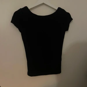 Tröja med öppen rygg  - Säljer min fina tröja , med öppen rygg. Möts upp eller fraktar 