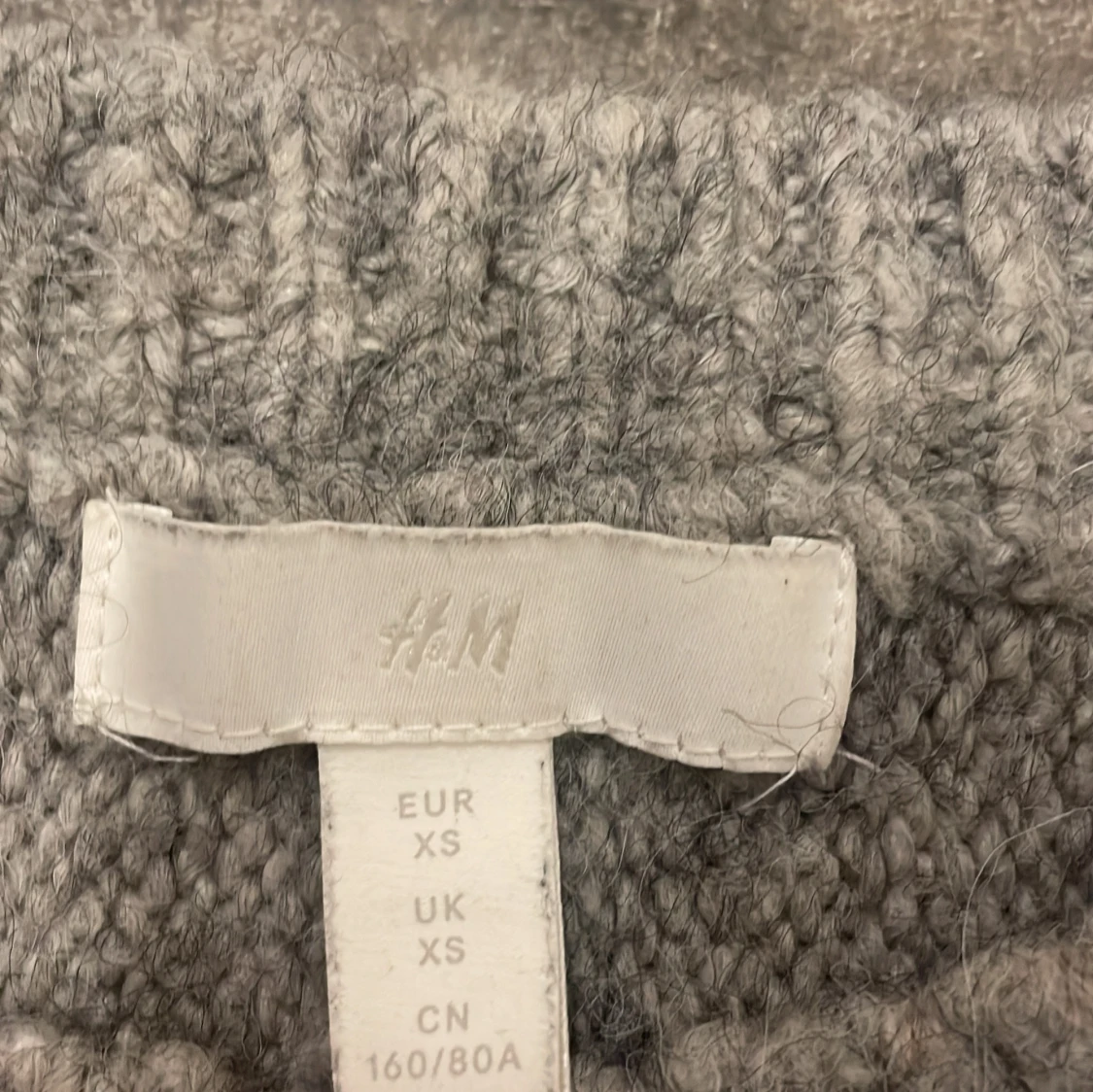 Grå stickad tröja från H&M - 90
