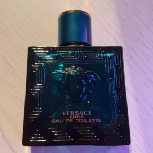 Versace Eros Eau de Toilette 50ml - Säljer en flaska Versace Eros Eau de Toilette, 50ml. Har tagit ungefär 10 sprut av den bara. De flästa prisförslag accepteras.👌