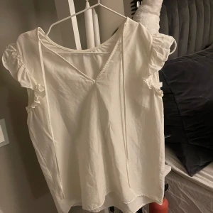 Vit blus med volangdetaljer - Vit söt blus med volangdetaljer på ärmarna🩷