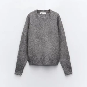  stickad tröja  - Mysig grå stickad tröja från Zara med rund hals och långa ärmar. Perfekt för kyliga dagar och enkel att matcha med olika outfits.
