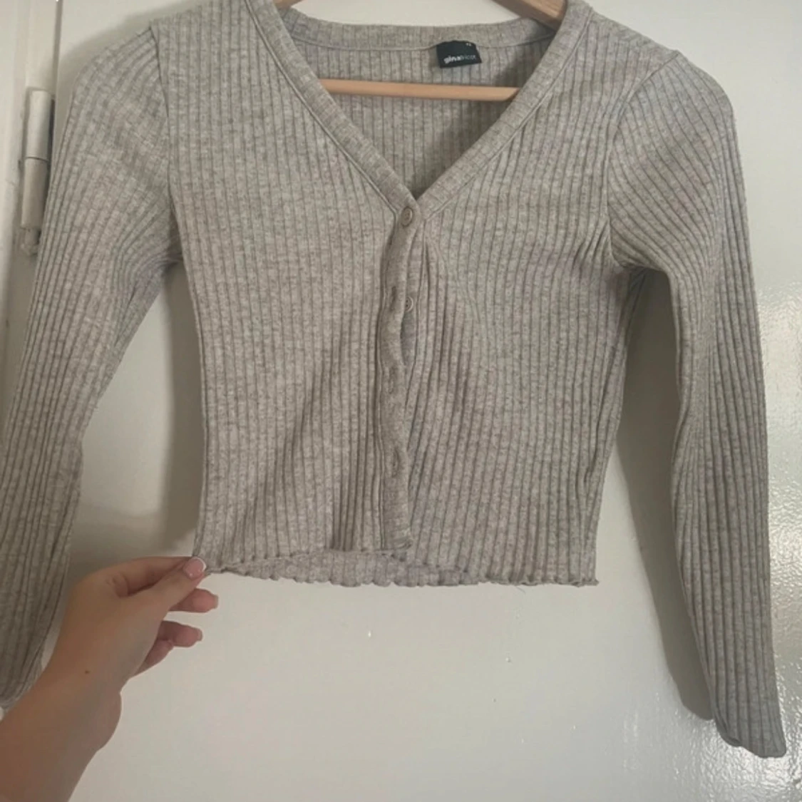 Grå ribbad kofta från Gina Tricot