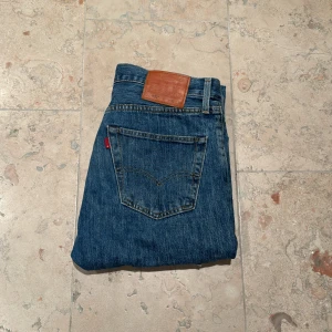 Levi’s lot 501 jeans - Mörkblåa Levi’s jeans i befintligt skick, storlek W32 L30. Säljes pga att de inte används längre.