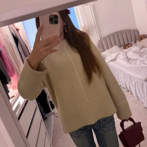 Beige stickad tröja - Säljer en mysig beige stickad tröja med rund hals och långa ärmar. Tröjan har en avslappnad passform och ribbade detaljer vid ärmslut och nederkant. Perfekt för kyliga dagar! Storlek M fast liten i storleken💞💞💞💞