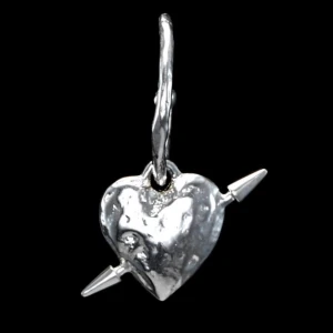 maria nilsdotter örhänge  - säljer nu mitt jättefina maria nilsdotter örhänge jag köpte i vintras förra året. nypris 2295kr, säljer för 1000kr. box, förpackning osv medföljer. det enda som saknas är en plupp men vilken plupp som helst passar. 