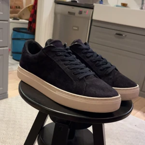 Mörkblåa sneakers från Vagabond - Snygga mörkblåa sneakers från Vagabond i mocka med vit sula. Skorna har klassisk snörning och en stilren design som passar perfekt till vardags.
