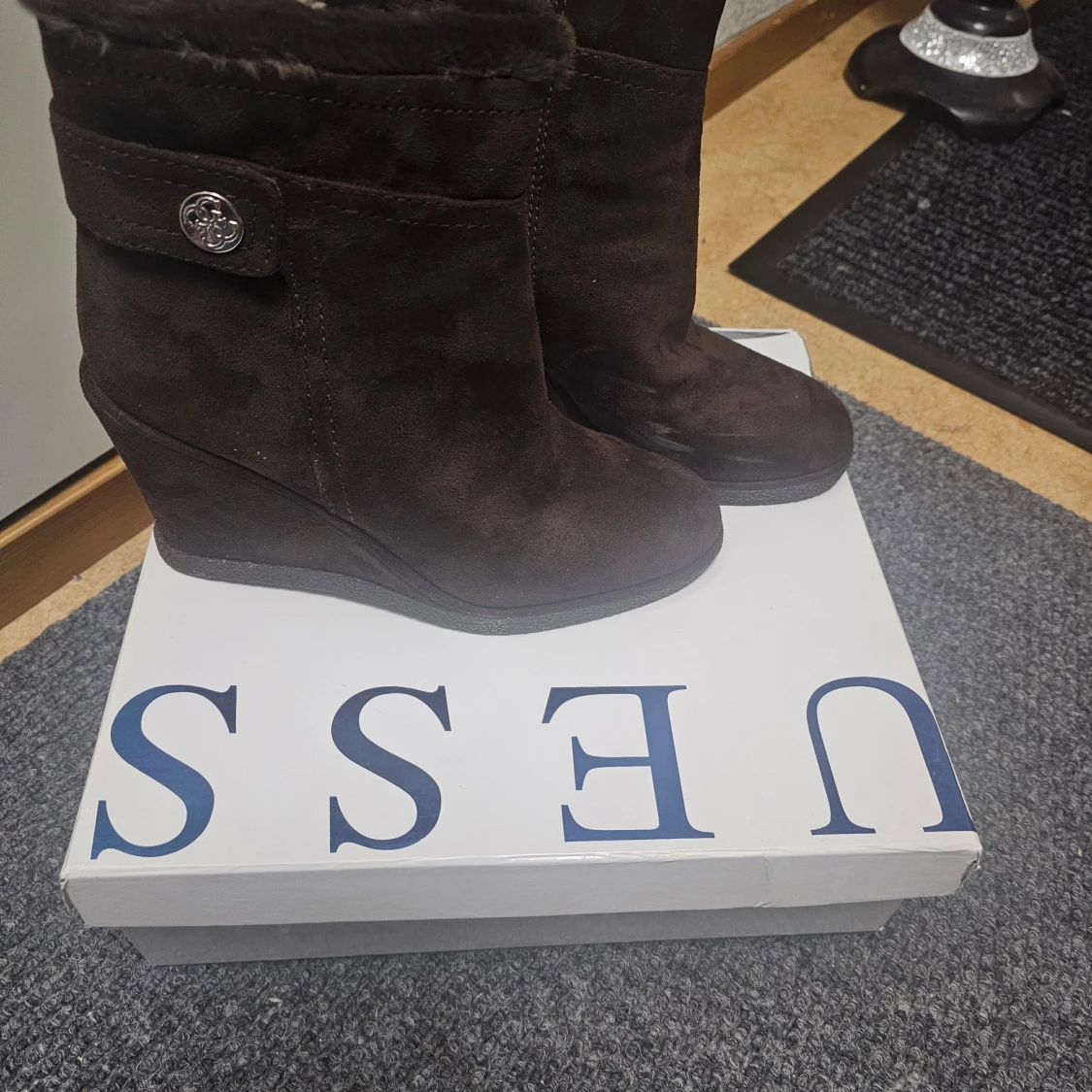 Bruna boots med kilklack från Guess - 90