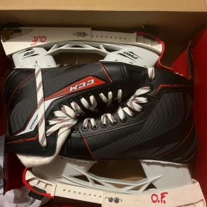 CCM JetSpeed 260 skridskor - Säljer ett par svarta och röda CCM JetSpeed 260 skridskor med vita snören. Perfekta för hockey eller skridskoåkning. Sprillans nya och används tre gånger.