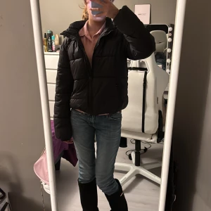Y2k pufferjacka cropped baggy  - Använd flera gånger men i väldigt gott skick. 12-13 yr men passar som xs-s, och är 16 år. Det går att ta bort luvan och sätta på med knappar.
