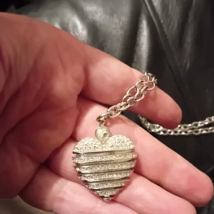 Silverfärgat halsband med hjärthänge från Swarowsku. - Obs accepterat pris. Kommer inte acceptera bud.