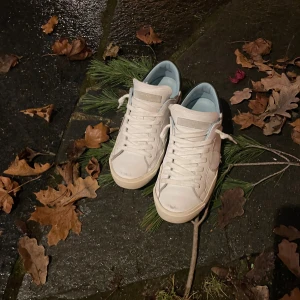 Philippe model skor  - Vita Philippe model skor storlek 39, perfekta skor på hösten sommaren och alla årstider kan användas i vinter men kanske lite kallt. Skorna är jätte bra skick och Boxen medföljer. Pris kan diskuteras vid snabb affär