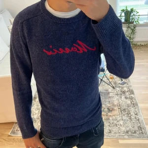 Stickad Morris tröja - Tvär snygg mörkblå morris tröja med röd broderad text på bröstet. Tröjan har långa ärmar och ribbade muddar vid ärmslut och nederkant. Perfekt för en avslappnad och schysst stil✌️😀