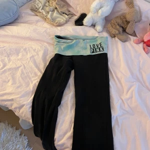Victoria secret pink yoga pants - Säljer dessa as snygga pink yoga pants (äkta) från Victoria secret. Storlek XS. Säljer pga att de inte riktigt är min stil. Har ett litet litet hål vid byxans blå gröna del, se bild 2. Dessa är väldigt populära då de inte säljs längre. Säljer för 550 kr!💖🎄💋🎀❤️