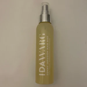 Sunny Infusion Hair Mist från Ida Warg - Säljer en hair mist från Ida Warg i doft av jordgubb, bergamott, apelsinblomma och cederträ. Misten har endast används 2 gånger. Se bild nummer 2 för att se hur mycket produkt som finns kvar i flaskan. 