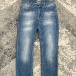 Blå jeans från Stone Island - Snygga blå jeans från Stone Island. W30 L36. Jättebra skick allmänt förutom att det ska vara en stone island badge på högra bakfickan men den gick av därav priset. Man kan köpa badgen på plick för inte så mycket om man vill. Priset kan diskuteras.