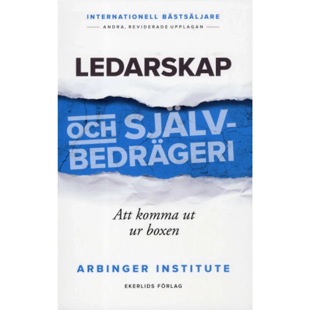 Boken som bidrar till bättre relationer och resultat och blivit en av världens mest sålda ledarskapsböcker Självbedrägeri gör oss blinda för de verkliga orsakerna till våra problem. Både i arbetslivet och privat förvränger självbedrägeriet bilden oss själva och vår uppfattning om andra, vilket påverkar våra relationer, andras förtroende för oss och vår förmåga att samarbeta och uppnå resultat. Genom en underhållande berättelse avslöjas att de flesta av oss p g a vårt självbedrägeri inte lever upp till vår potential varken i våra arbetsliv eller privat. Boken ger både en teoretisk och praktisk förståelse för problemet självbedrägeri, hur man löser det och därmed på ett hållbart sätt avsevärt kan förbättra sina relationer och resultat. Efter att ha läst boken är det svårt att betrakta sig själv och sina medmänniskor på samma sätt igen! Detta är en andra, reviderad svensk upplaga. Upplagan har kompletterats med forskning kring det självbedrägerigap som hämmar både utveckling och resultat i organisationer samt de viktigaste åtgärderna för att lösa detta. Författarna ger också vägledning i hur man kan mäta sin egen och organisationens inställning i vilken omfattning man är i eller ur boxen. Arbinger Institute är ett internationellt utbildnings- och konsultföretag vars utvecklingsprogram och metoder bygger på över 45 års forskning av beteende och motivationspsykologi och över 35 års arbete med organisationer världen över. Arbinger har sitt huvudkontor i USA och verksamhet över hela världen inklusive Nord- och Sydamerika, Europa, Afrika, Mellanöstern, Indien, Oceanien och Asien.    Format Häftad   Omfång 233 sidor   Språk Svenska   Förlag Ekerlids   Utgivningsdatum 2019-12-06   Medverkande Tore Winqvist   Medverkande Ritva Karlström   ISBN 9789188849595  . Böcker.