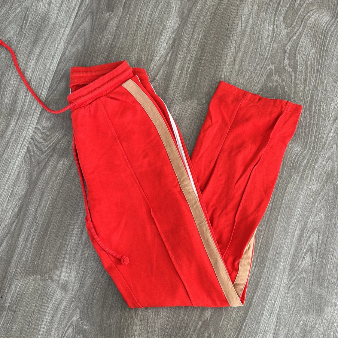 Röda mjukisbyxor med sidoremsor