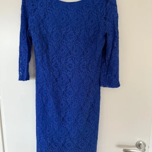 Blå spetsklänning från InWear - Snygg blå spetsklänning från InWear i storlek S. Klänningen har trekvartsärmar och en dragkedja i ryggen för enkel påklädning. Perfekt för festliga tillfällen med sin eleganta spetsdesign.