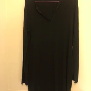 Svart tröja/sleepwear från Calvin Klein - Säljer en svart långärmad tröja/sleepwear från Calvin Klein i storlek M. Den är gjord av mjukt och bekvämt modal-material med en liten andel elastan för stretch. Perfekt för en avslappnad dag hemma e dyl.
