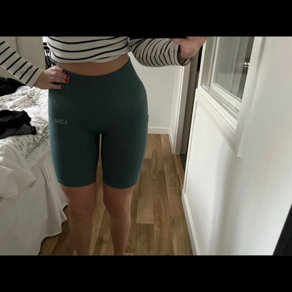 Ett par jättesnygga träningsshort med en ficka på sidan av benet, knappt använda. Sportswear.