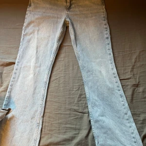 Ljusblå jeans från Gina tricot  - Säljer ett par ljusblå jeans från Gina Tricot i storlek 38. De har en klassisk femficksdesign och är i mycket bra skick. Perfekta för både vardag och fest! 💙 de är modellen Full lenght flare. Midjemåttet är 74 och innerbensmåttet är 81