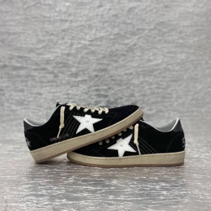 Golden Goose skor  - Golden goose skor finns i alla modeller, mykcet fler modeller och färger finns inne ( skriv vid intresse och fler bilder. Helt nya kommer med boxen, finns i alla storlekar. Pris går att diskutera 😇hör av er folket! Möts bara upp i Göteborg!