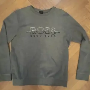 Säljer en grå Hugo Boss sweatshirt i nyskick, inga tecken på defekter. Storlek L [passar storlek M] priset kan diskuteras. 