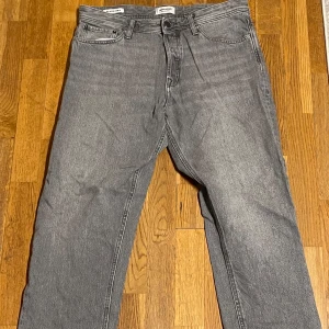 Jack & Jones jeans  - Storlek 33/32, använda max 5 gånger pga för stora, modellen är relaxed fit (chris). Kontakta mig vid fler frågor/bilder