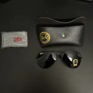 Säljer ett par snygga svarta Ray-Ban solglasögon i aviator-stil. De kommer med ett svart fodral och en putsduk. Perfekta för att ge en cool look😎