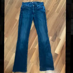 Superfina jeans jag älskar men som tyvärr blivit för små för mig.  Innerbenslängd: 79 cm Längd: 100cm Midjemått: 32x2 (men de passade mig även fast jag brukar ha 34🥰)